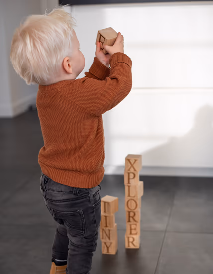 Tiny Explorer, Slaapcoach omgeving Eindhoven, Droomritmecoach, Onrustdeskundige. Kindje bouwt met de blokken.